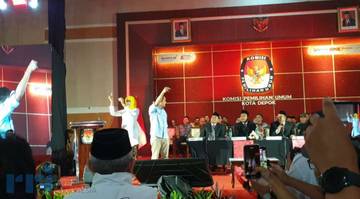 Chandra dan Ririn Menunjukkan Hasil Pengundian Nomor Urut 