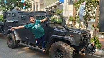 Moment Warga Jakarta Naiki Alutsista TNI