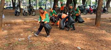 Kolaborasi TNI dan Petugas Bersihkan Monas Jelang HUT
