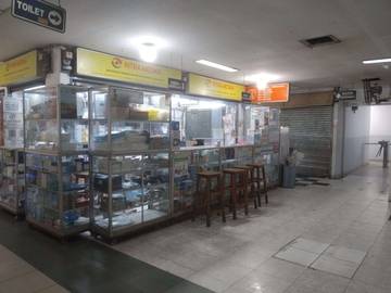 Pedagang Toko di Pasar Jaya Glodok Gulung Tikar