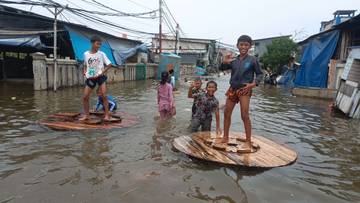 Moment Banjir ROB Jadi Arena Bermain Anak-anak 