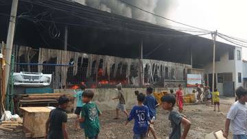 Potret Warga, Berjibaku Memadamkan Api di Muara Baru
