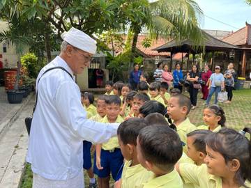 Puluhan  Murid TK Strada Santa Theresia Kunjungi Pura Cilincing
