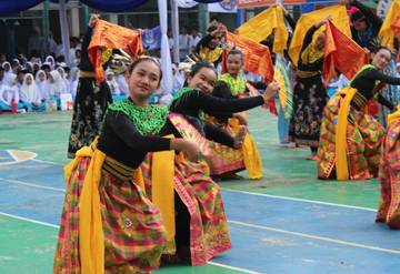 Pentas Kolosal Team Tari SMP Negeri 2 Depok Untuk Guru