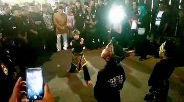 Santunan Anak Yatim Dari LSM Satria Kencana Nusantara