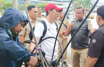 Kabel udara di Jalan Tebet Barat Dalam Raya Dirapikan