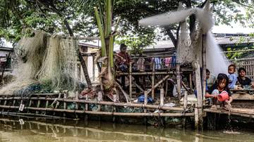Cahaya Harapan di Tengah Air Pasang