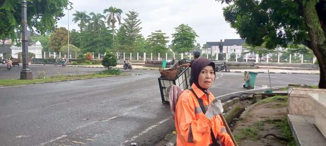 Pasca Demo, Petugas kebersihan bekerja ekstra 