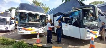 Petugas Melakukan Ramcek Bus Angkutan Lebaran