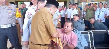 Gubernur Jambi Bagi-Bagi Bingkisan Lebaran Kepada Penumpang Mudik