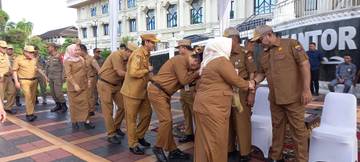 Gubernur Jambi dan Jajaran ASN Bersalam-salaman di Hari Pertama Masuk Kerja Usai Lebaran