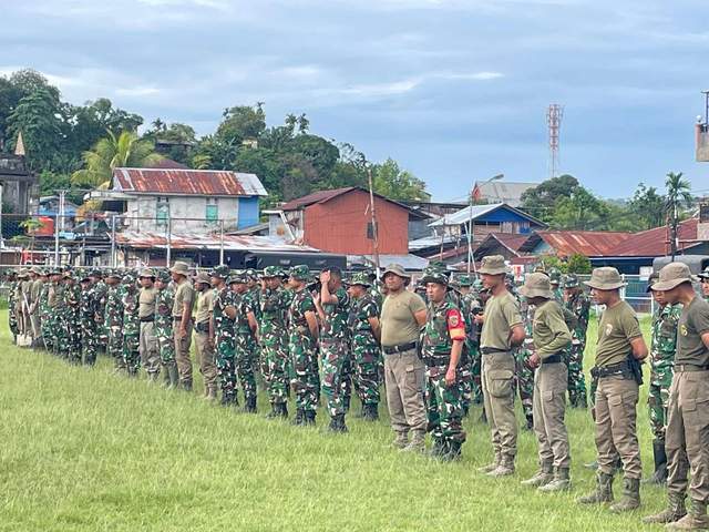 Kebersamaan TNI-Polri Wujudkan Pasar Hamadi Lebih Bersih