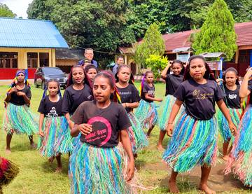 Tarian Waisisi oleh Siswi SD Negeri Inpres Sereh