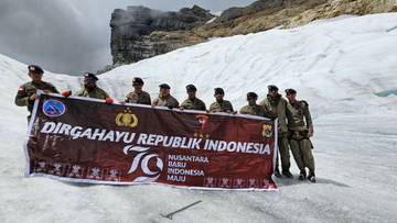 Polri Kibarkan Merah Putih di Puncak Cartenz
