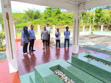 Pembersihan Makam Pahlawan Marthen Indey