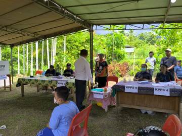 PJ Bupati Jayapura Semuel Siriwa Pantau Pencoblosan di TPS
