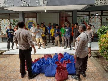 Polresta Jayapura Kota Berikan Bantuan Sembako Kepada Mahasiswa