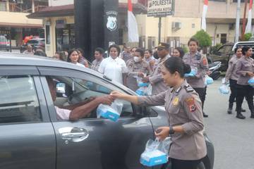 Kapolres Bersama Polwan Bagi-bagi Ta'jil