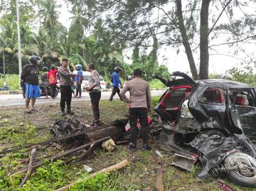 Sebuah Mobil Alami Kecelakaan