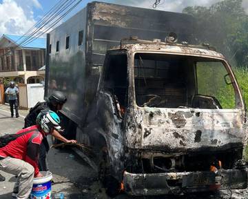 Satu Unit Truk Milik Polisi Dibakar