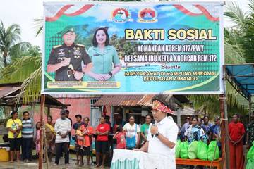 Danrem 172/PWY Kunjungi Mbromsi, Bagikan 300 Sembako