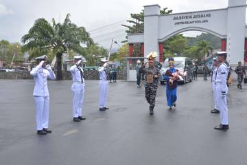 Penyambutan Adat Komandan Kodaeral X Jayapura