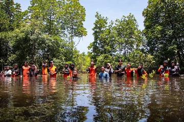 Aksi Grebek Sampah dan Penanaman Bakau 