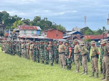 Kebersamaan TNI-Polri Wujudkan Pasar Hamadi Lebih Bersih