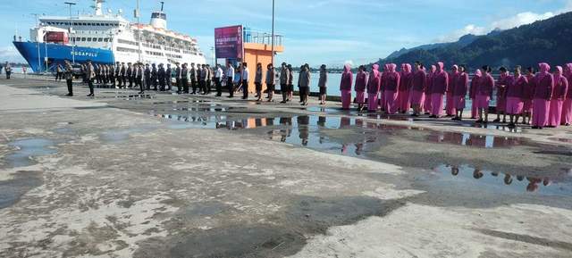 Tabur bunga di laut oleh anggota polres kaimana