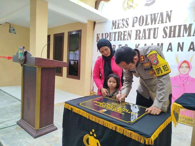 Peresmian mes Polwan di Polres Kaimana