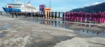 Tabur bunga di laut oleh anggota polres kaimana