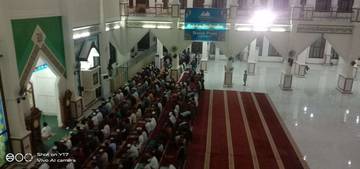 Salat Taraweh di masjid raya Al-Kautsar Kendari Malam 23 Ramadhan 1445 H