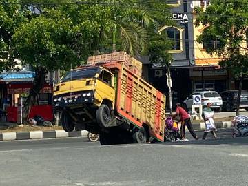 Truk Terjengkang di depan SPBU Batoh
