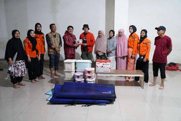 BPBD Makassar Serahkan Bantuan Darurat Logistik untuk Korban Banjir