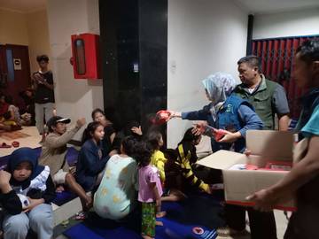 Dinsos Makassar Distribusikan Bantuan Ke Warga terdampak Banjir