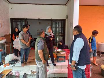 Kemensos dan Dinsos Propinsi Sulsel Tinjau Dapur Umum 