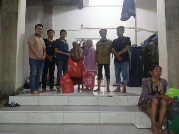 Penyaluran Bantuan Makanan Bagi Warga Yang Tredampak Banjir