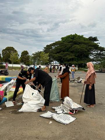 Kebersamaan UMKM Malinau membersihkan Prosehat Pasca Acara Irau