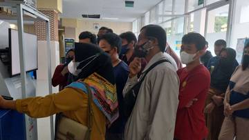  Pasien RSUD Sulbar Antri di Depan Mesin antrian Online