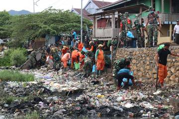 Pemda Mamuju, TNI dan Masyarakat, Bersihkan Sampah di Muara Sungai Kampung Nelayan Lembang