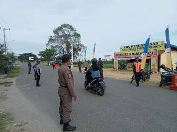 Personel Pos Pam Anjungan Polres Pasangkayu Rutin Pengaturan Lalin 