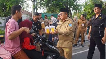 Bersama IKAPTK, Bupati Lombok Barat dan Wakilnya Santuni Yatim Pintu dan pembagian Takjil