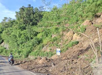 Pengemudi Turunkan Kecepatan Kendaraan Lintasi Jalan Sekotong-Lembar  