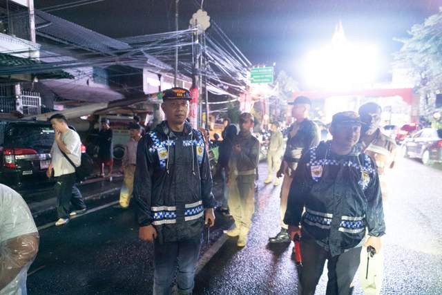 Angin Kencang Tumbangkan Billboard, Timpa Tiga Mobil 