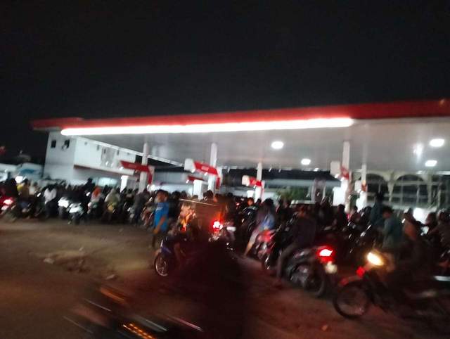 Pasca Banjir, Pemotor Padati SPBU di Medan