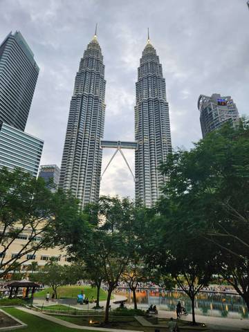 Menara Kembar Petronas Ramai Dikunjungi Wisatawan 
