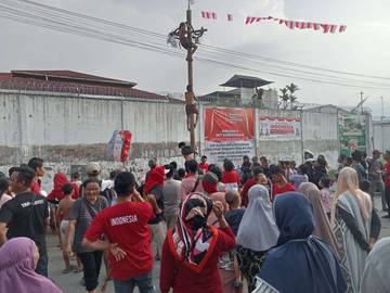 Moment Seru Tradisi Panjat Pinang Rayakan Kemerdekaan Republik Indonesia