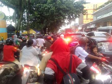 Hujan deras yang mengguyur kota Medan Sebabkan Genangan Air dan Kemacetan
