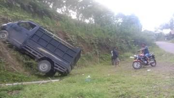 REM BLONG, SEBUAH MOBIL MASUK PEKARANGANGAN WARGA