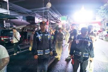 Angin Kencang Tumbangkan Billboard, Timpa Tiga Mobil 